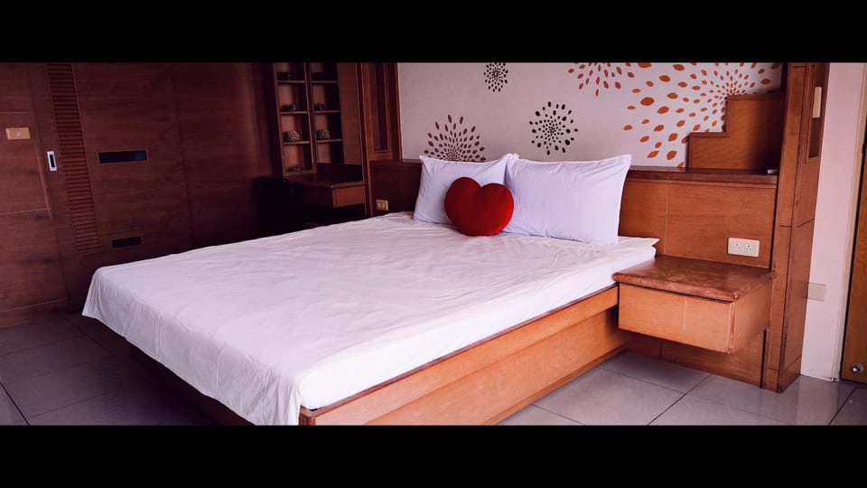 Bed, Bathroom, Photo of the whole room, Bedroom, Breakfast, Bath, wardrobe, air conditioner