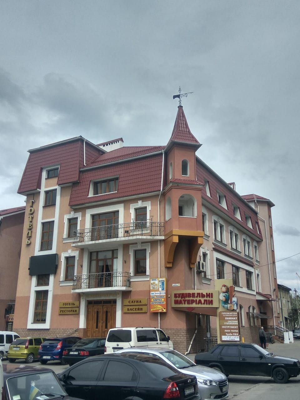 Facade/entrance