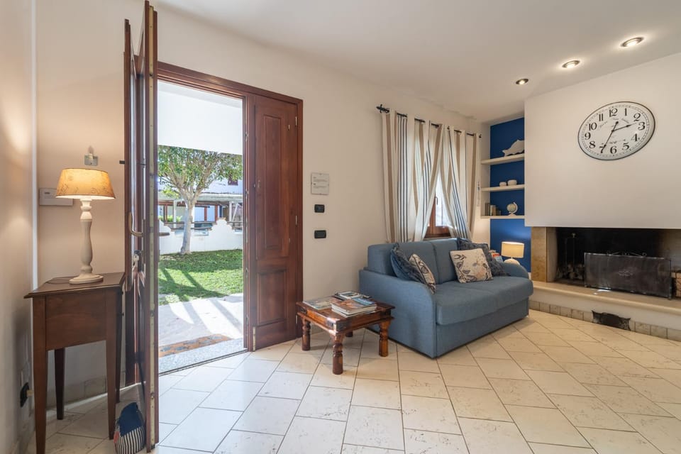 Patio, Communal lounge/ TV room, Garden, Lounge or bar, Garden view, fireplace