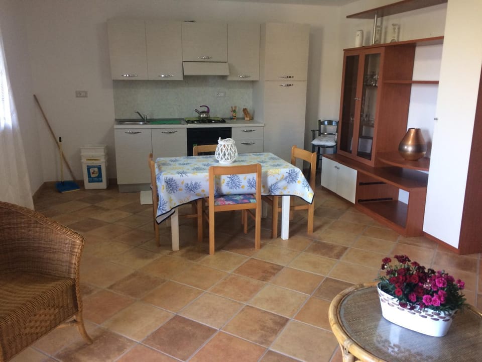 Kitchen or kitchenette, Dining area