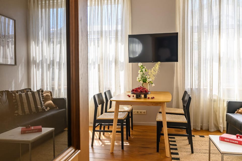 TV and multimedia, Living room, Seating area, Dining area