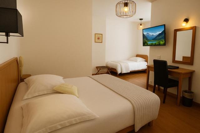 Bed, TV and multimedia, Photo of the whole room, Bedroom