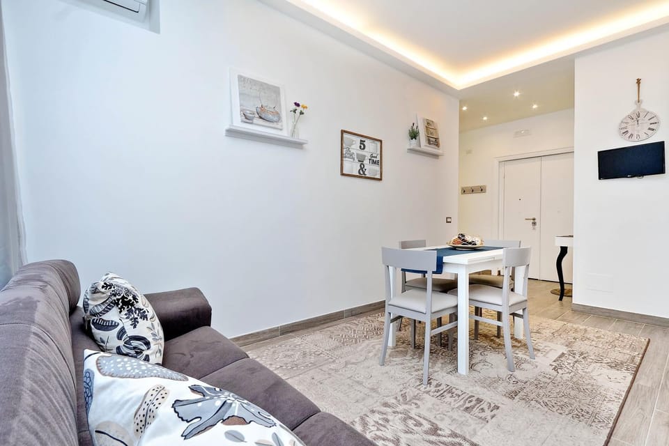Bed, Dining area