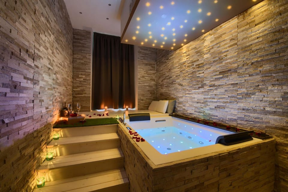 Hot Tub, Sauna