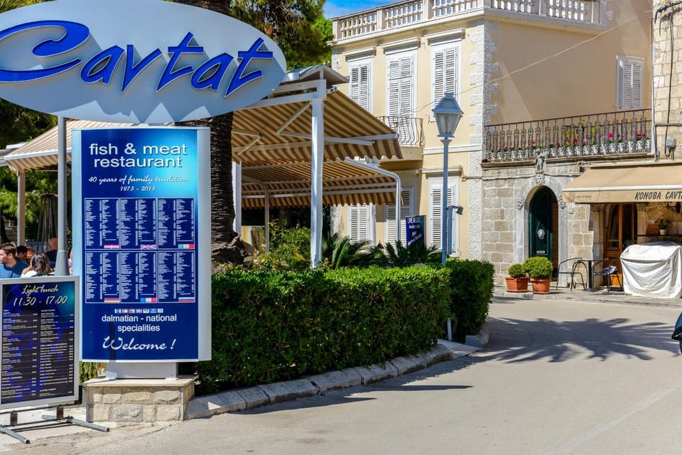 Restaurant/places to eat, Facade/entrance, Spring, Day, On site, Area and facilities