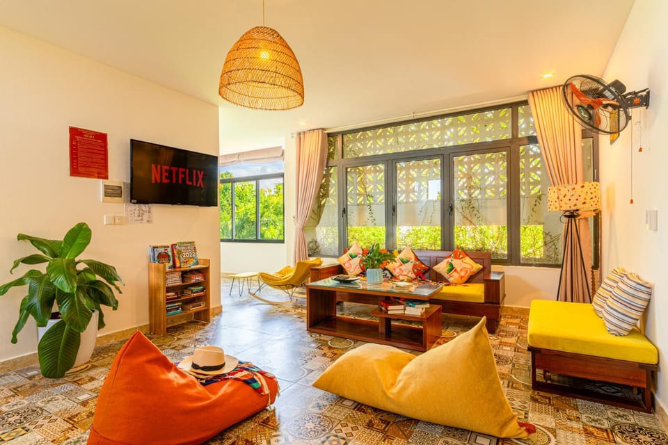 Communal lounge/ TV room, TV and multimedia, Living room, Seating area, Evening entertainment