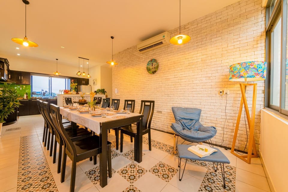 Living room, Seating area, Dining area, air conditioner