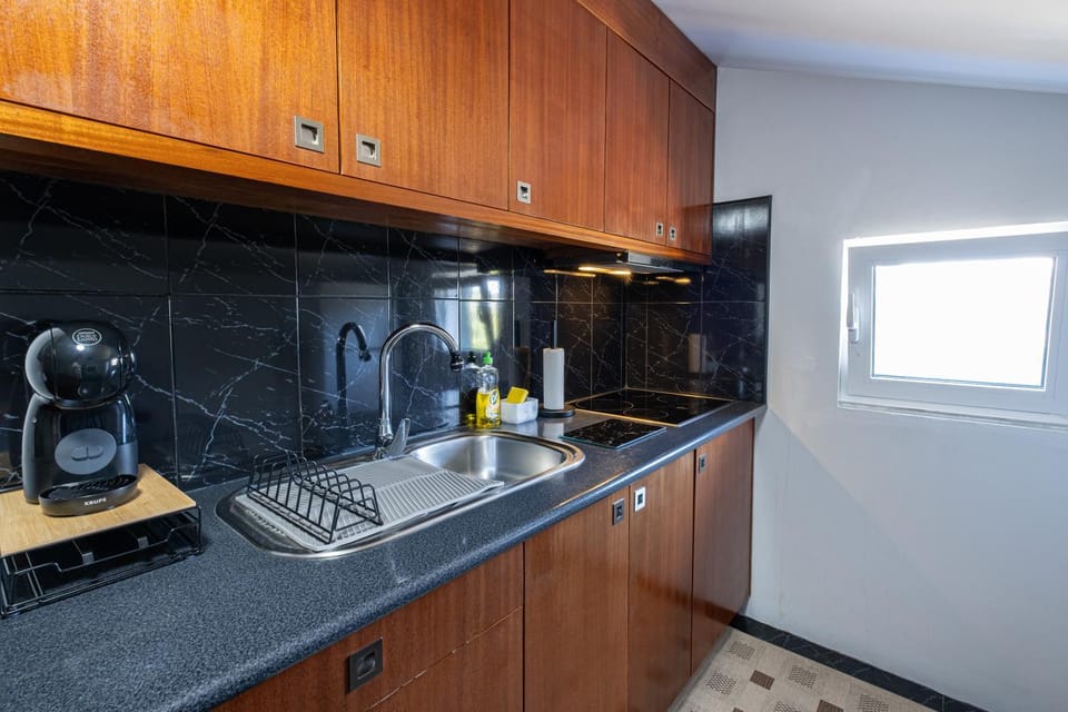 Coffee/tea facilities, Kitchen or kitchenette, stove