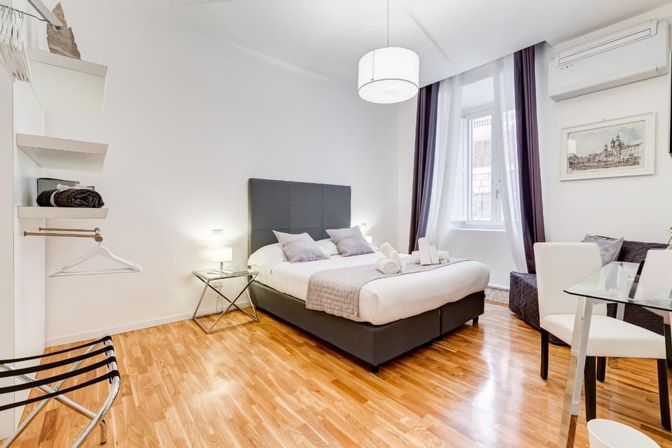Photo of the whole room, Bedroom
