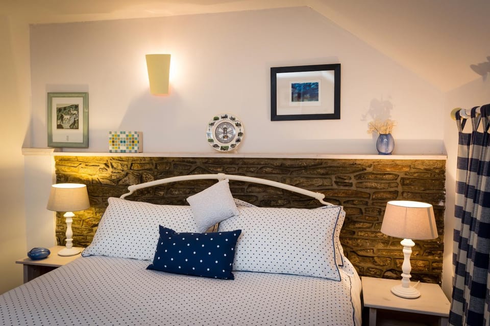 Bed, Photo of the whole room, Decorative detail