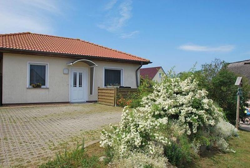 Property building, Facade/entrance, Garden