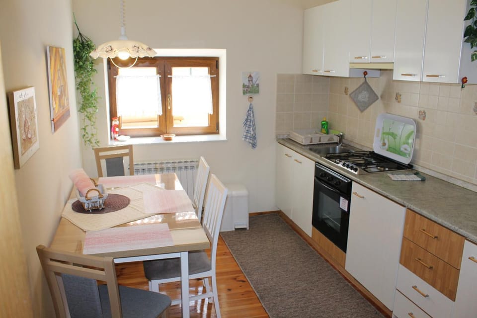 Kitchen or kitchenette, Dining area
