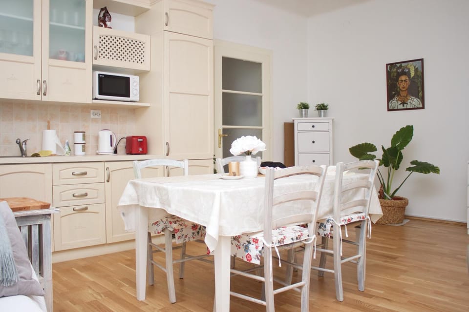 Coffee/tea facilities, Kitchen or kitchenette, Dining area, dishwasher, toaster