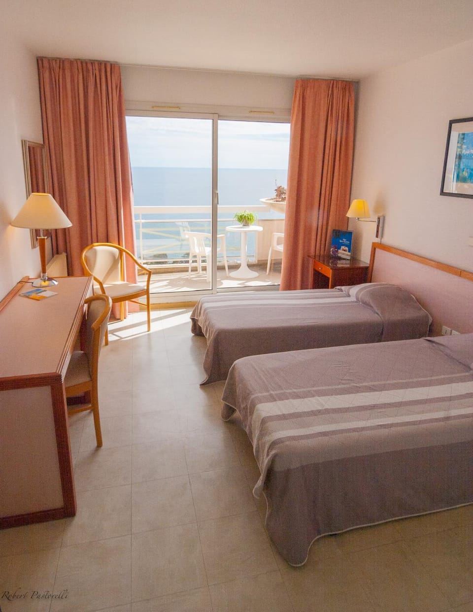Photo of the whole room, Sea view
