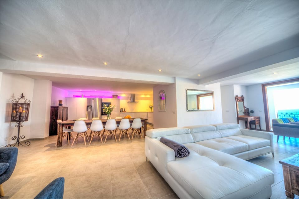 Kitchen or kitchenette, Living room, Seating area, Dining area