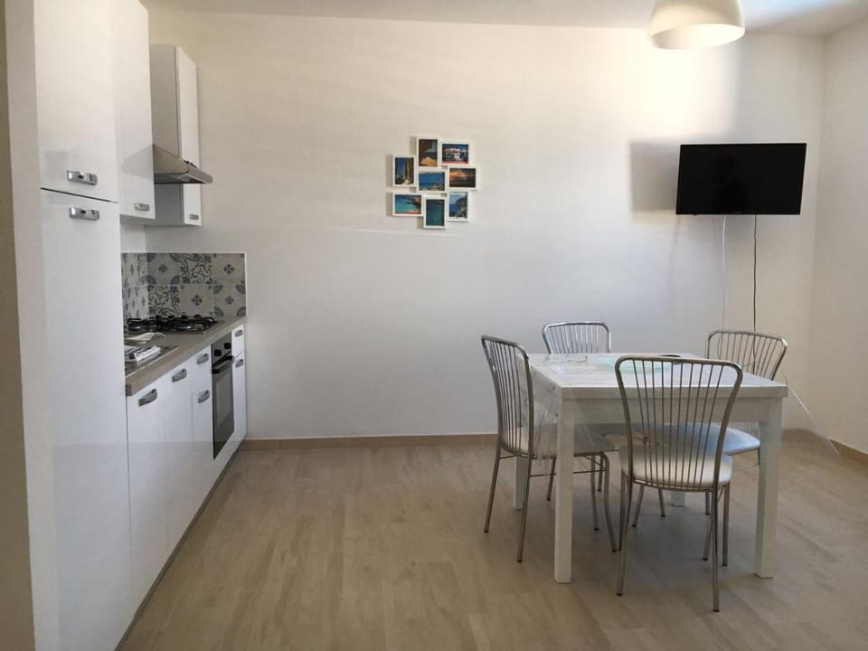 Kitchen or kitchenette, Dining area, Communal kitchen