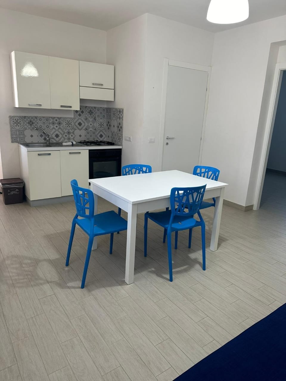 Kitchen or kitchenette, Dining area, stove