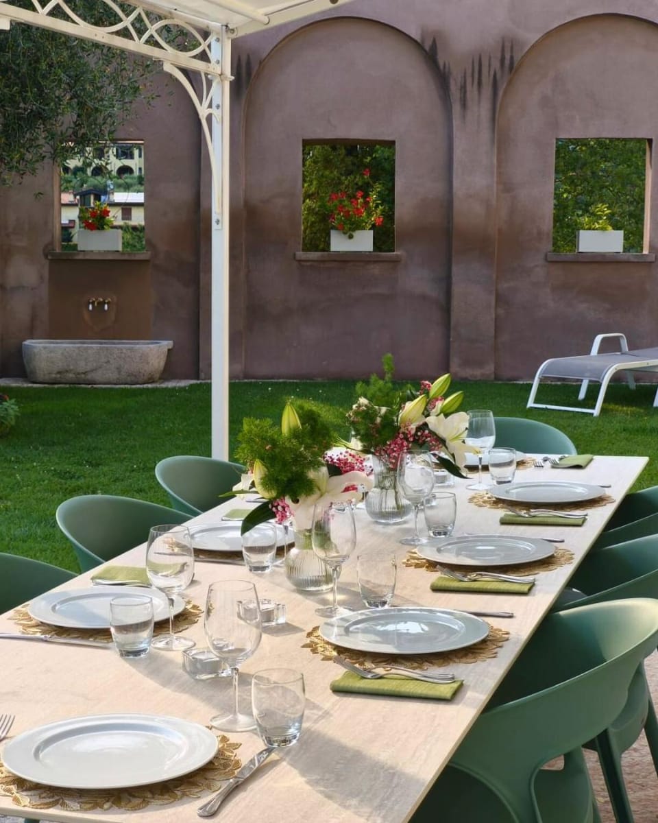 Day, Food and drinks, Dining area, Garden view