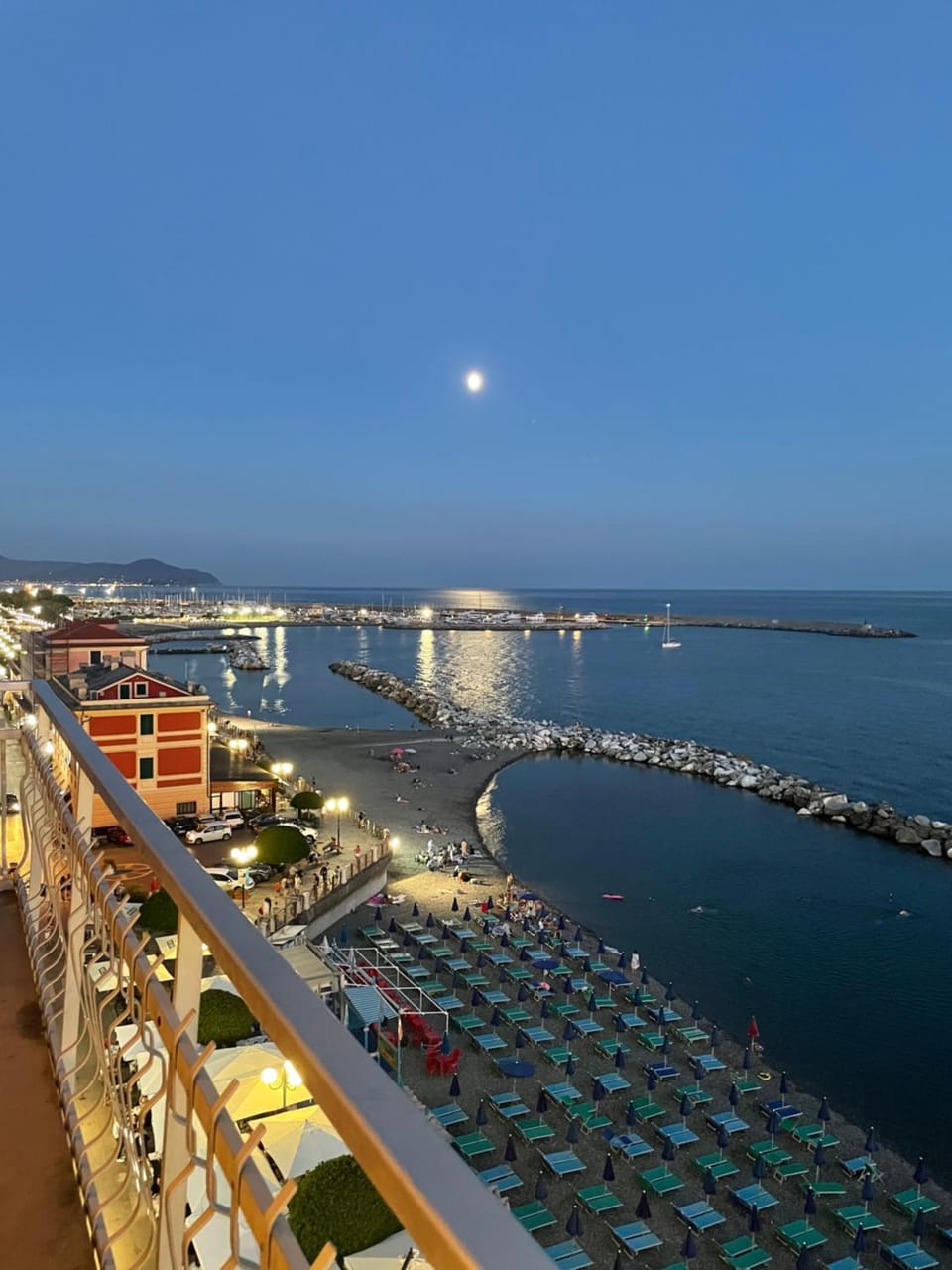 Sea front attic Apartment in Chiavari