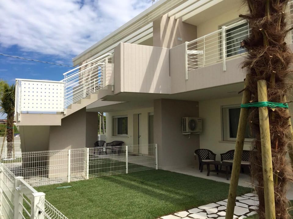 Facade/entrance, Garden