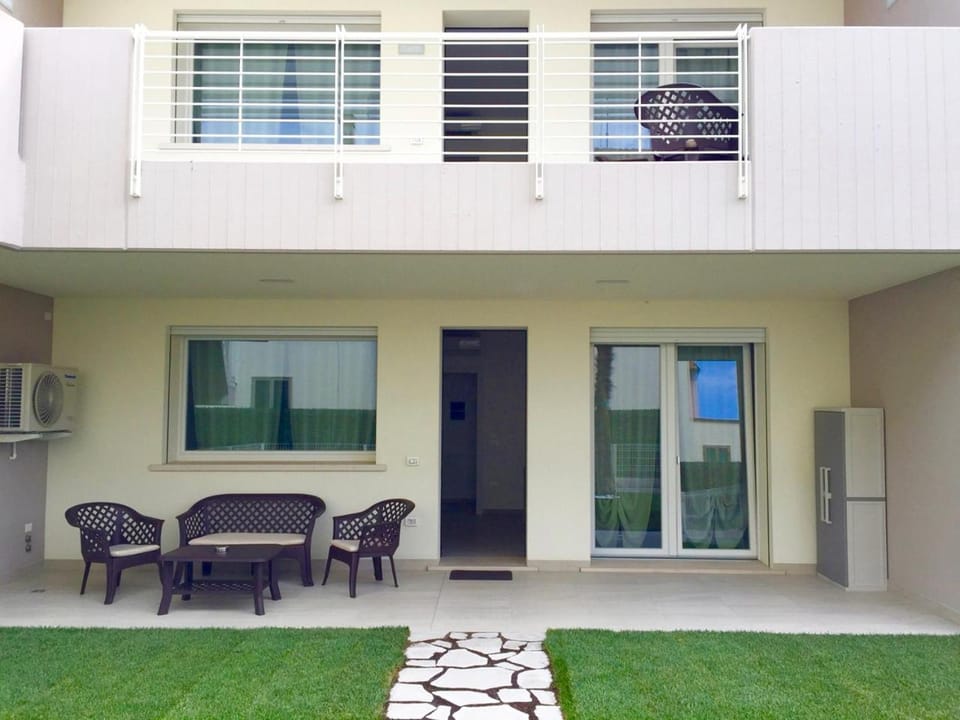 Facade/entrance, Garden