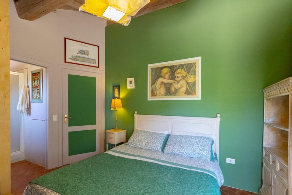 Photo of the whole room, Bedroom