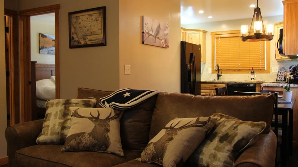 Kitchen or kitchenette, Living room, Seating area, cot