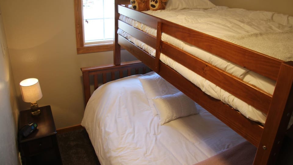 Bedroom, bunk bed