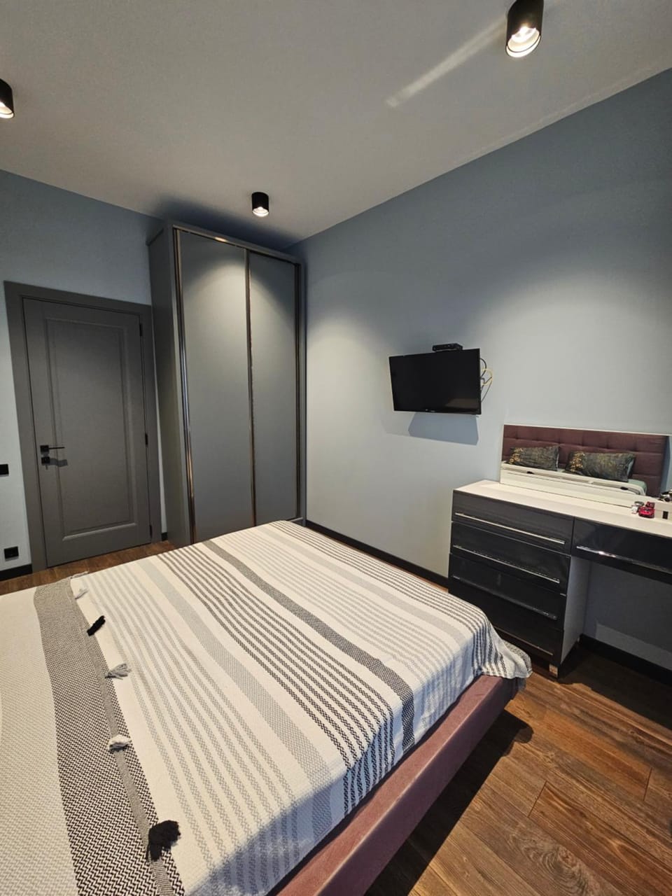 Bed, TV and multimedia, Photo of the whole room, Bedroom