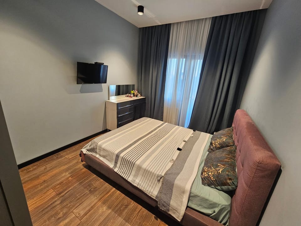 Bed, TV and multimedia, Photo of the whole room, Bedroom, Mountain view