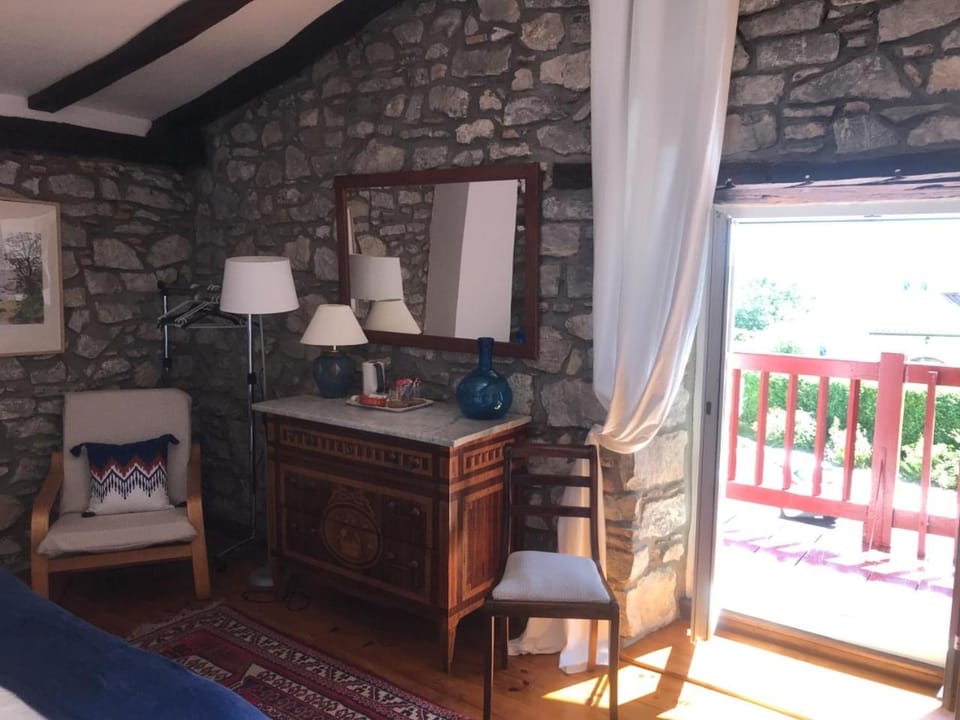 Photo of the whole room, Decorative detail