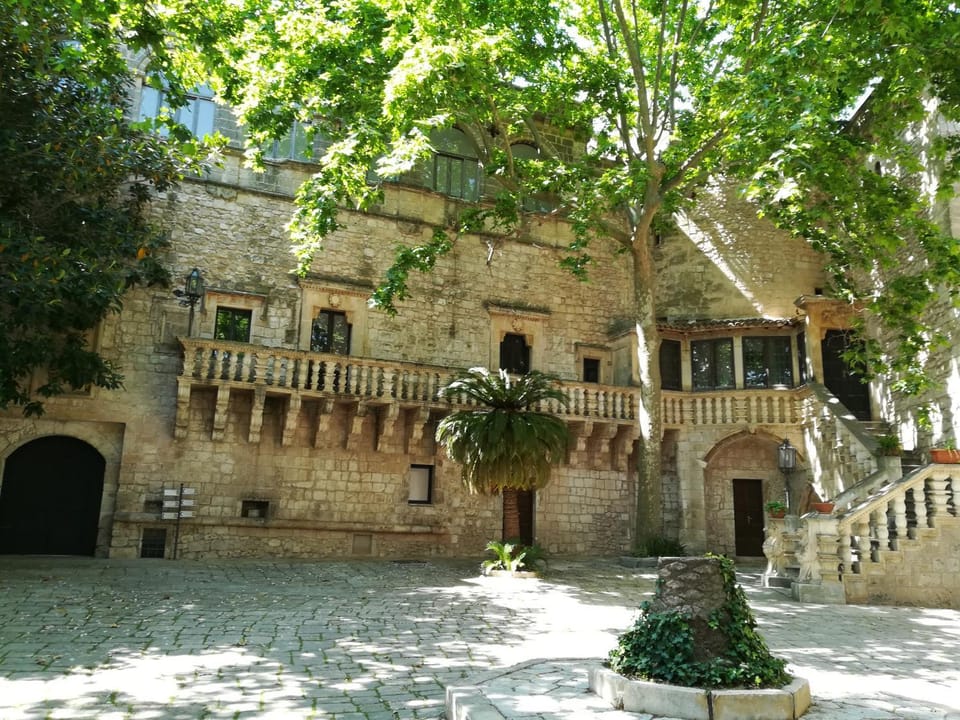Nearby landmark, Neighbourhood
