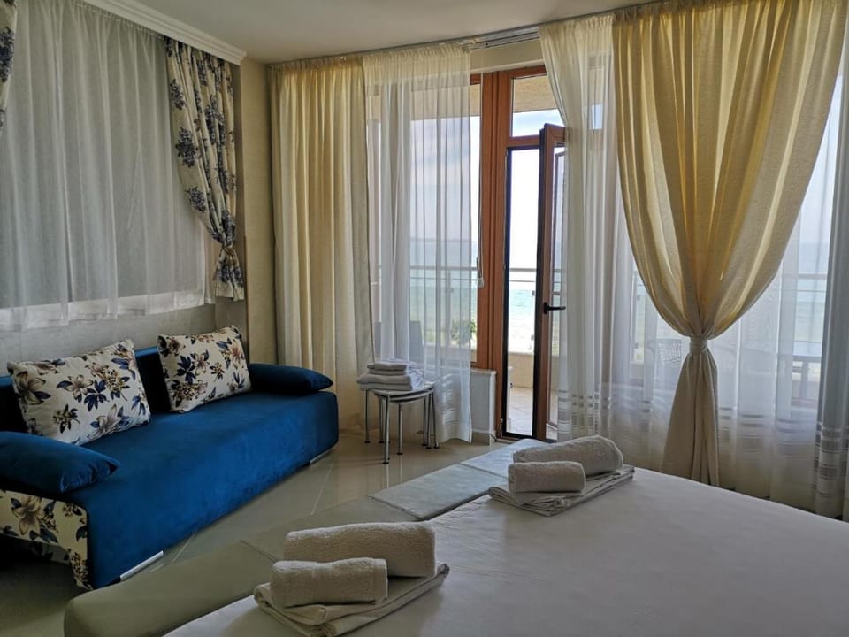 Living room, Photo of the whole room, Seating area