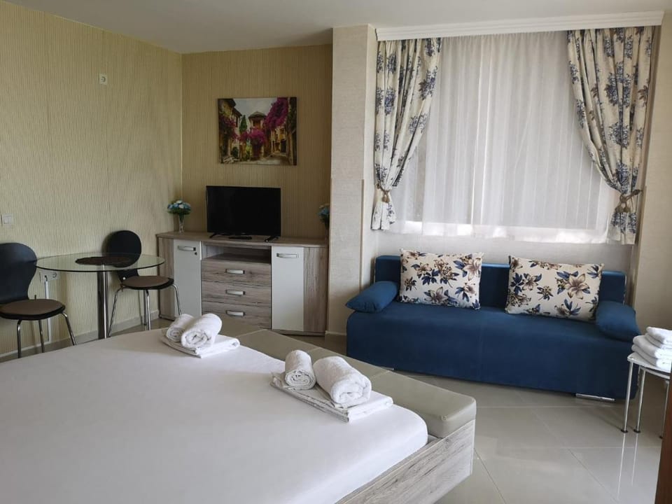 Photo of the whole room, Seating area