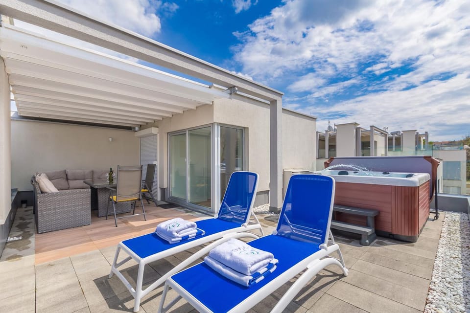Property building, Hot Tub, Swimming pool