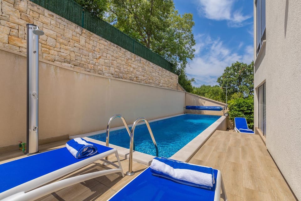 Day, Pool view, Swimming pool, sunbed