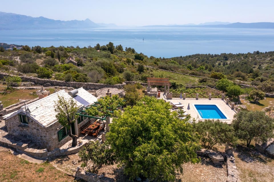 The Ultimate Escape - traditional cottage & private pool House in Selca, Brač