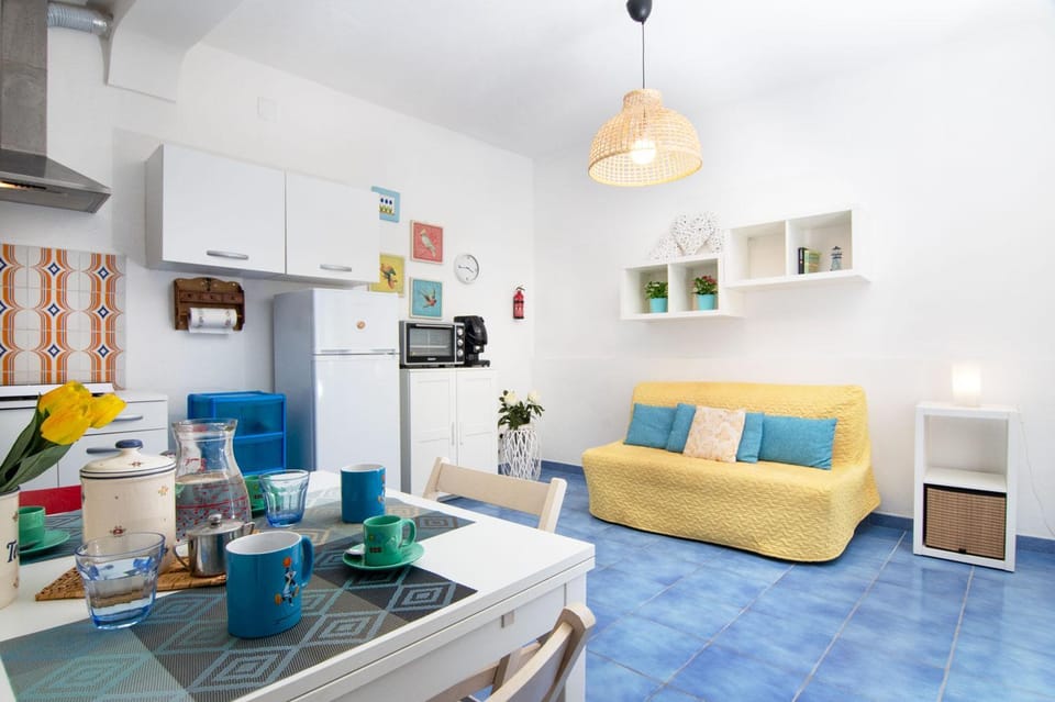 TV and multimedia, Kitchen or kitchenette, Living room, Seating area, Dining area, oven, stove
