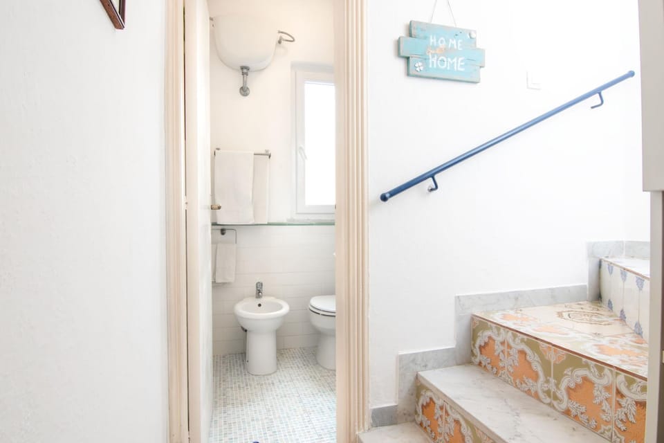 Shower, Toilet, Bathroom, bidet, towels
