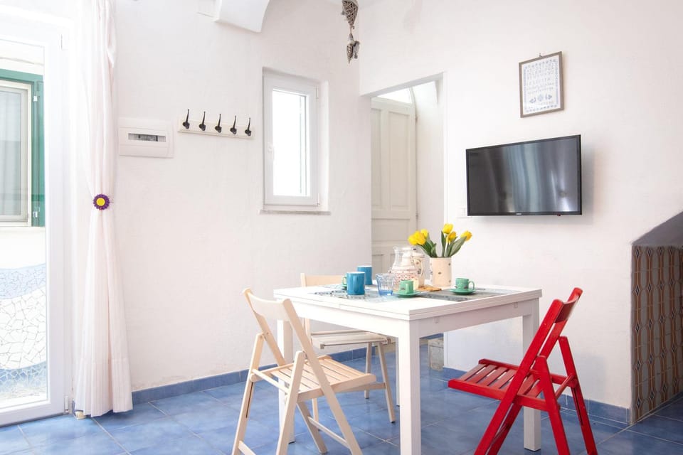 TV and multimedia, Seating area, Dining area