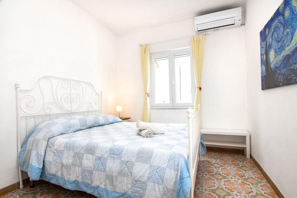 Bed, Photo of the whole room, Bedroom, towels, air conditioner