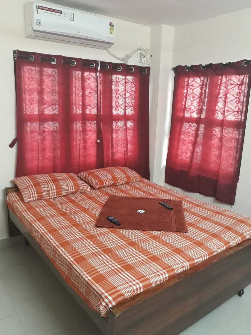 Photo of the whole room, Bedroom