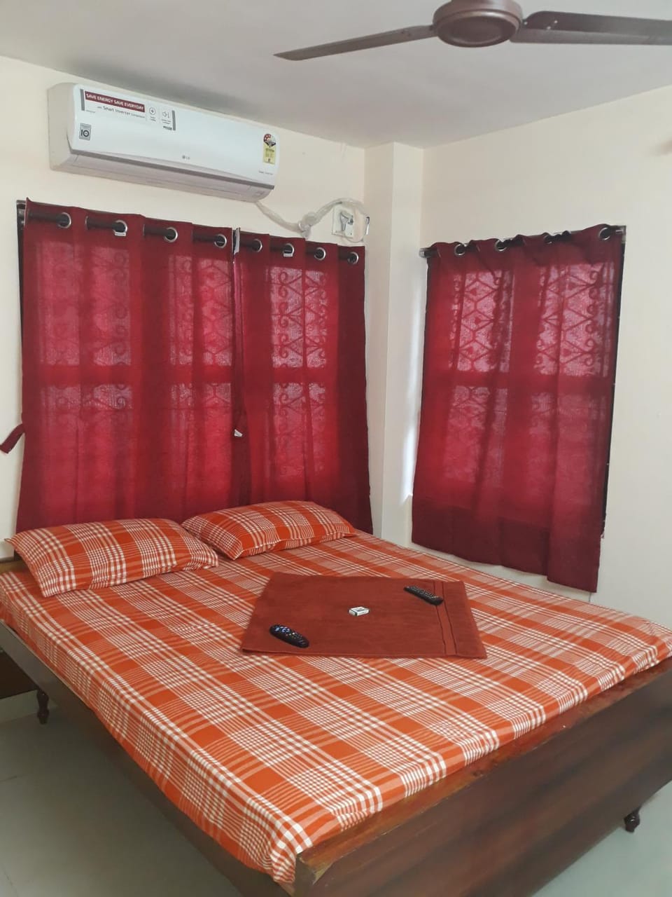 Photo of the whole room, Bedroom