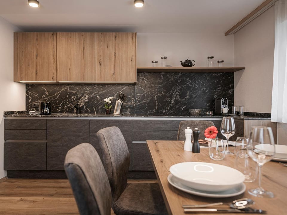 Restaurant/places to eat, Kitchen or kitchenette, Dining area, Breakfast