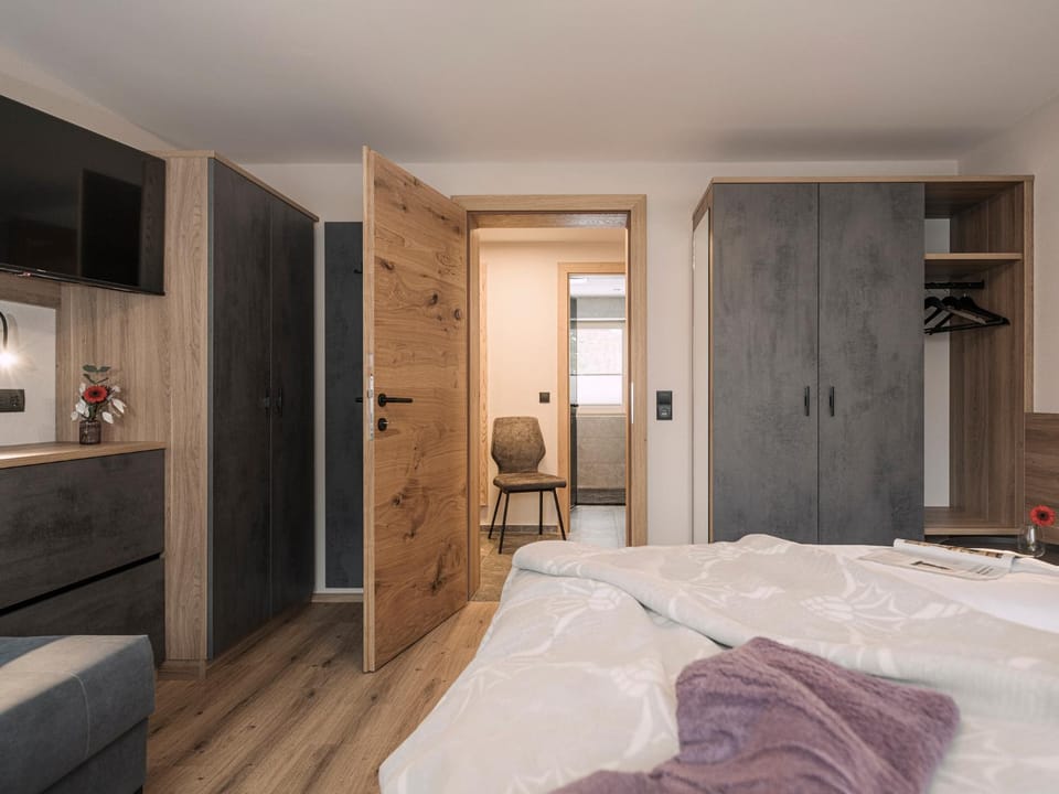 Bed, TV and multimedia, Photo of the whole room, Bedroom, towels, wardrobe