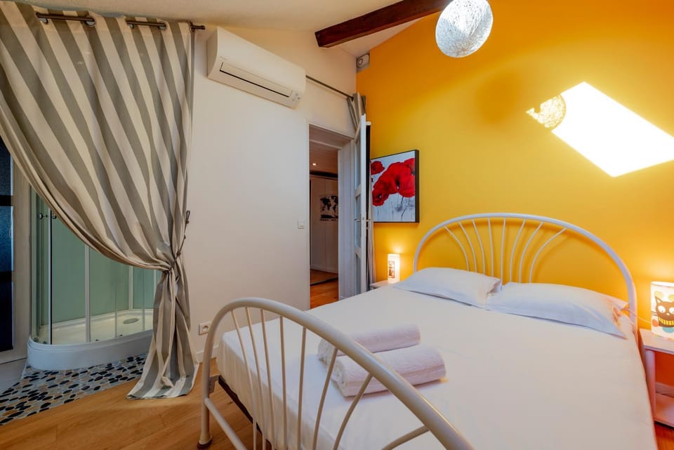 Bed, Bedroom, towels