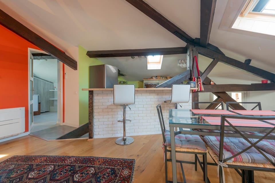 Kitchen or kitchenette, Dining area