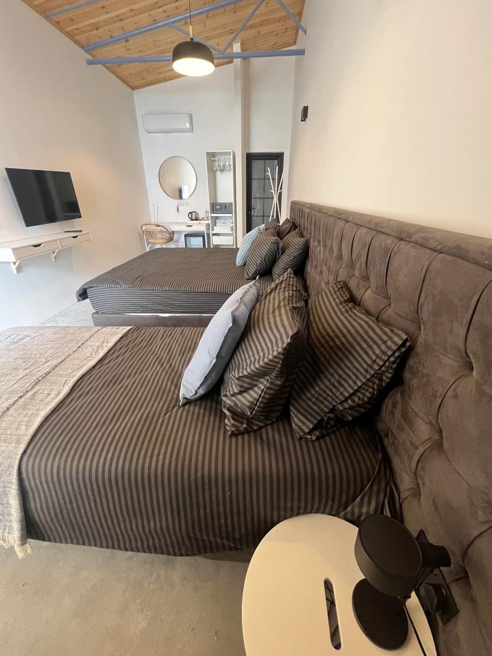 Bed, TV and multimedia, Photo of the whole room