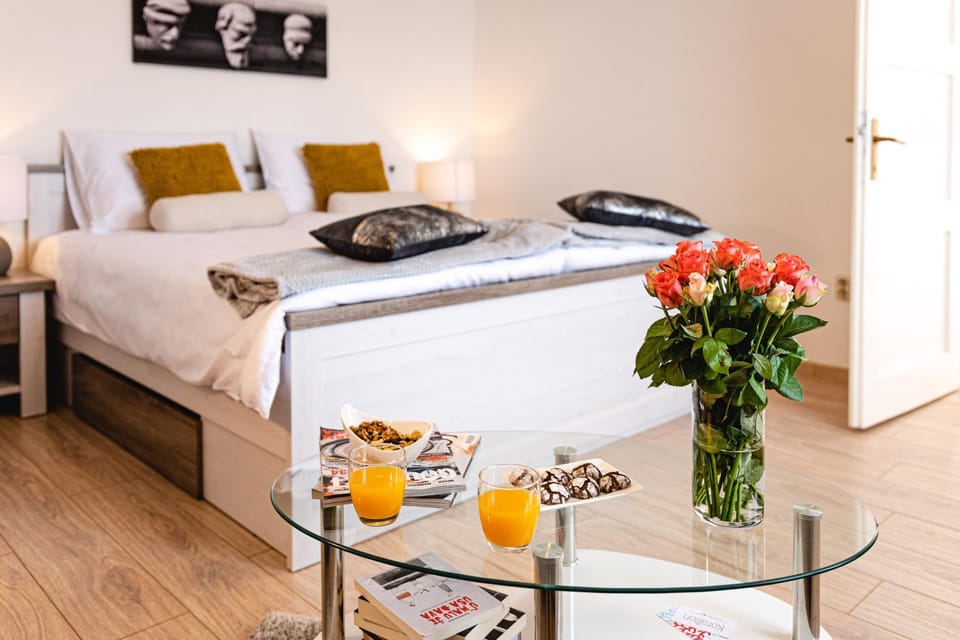 Bed, TV and multimedia, Bedroom