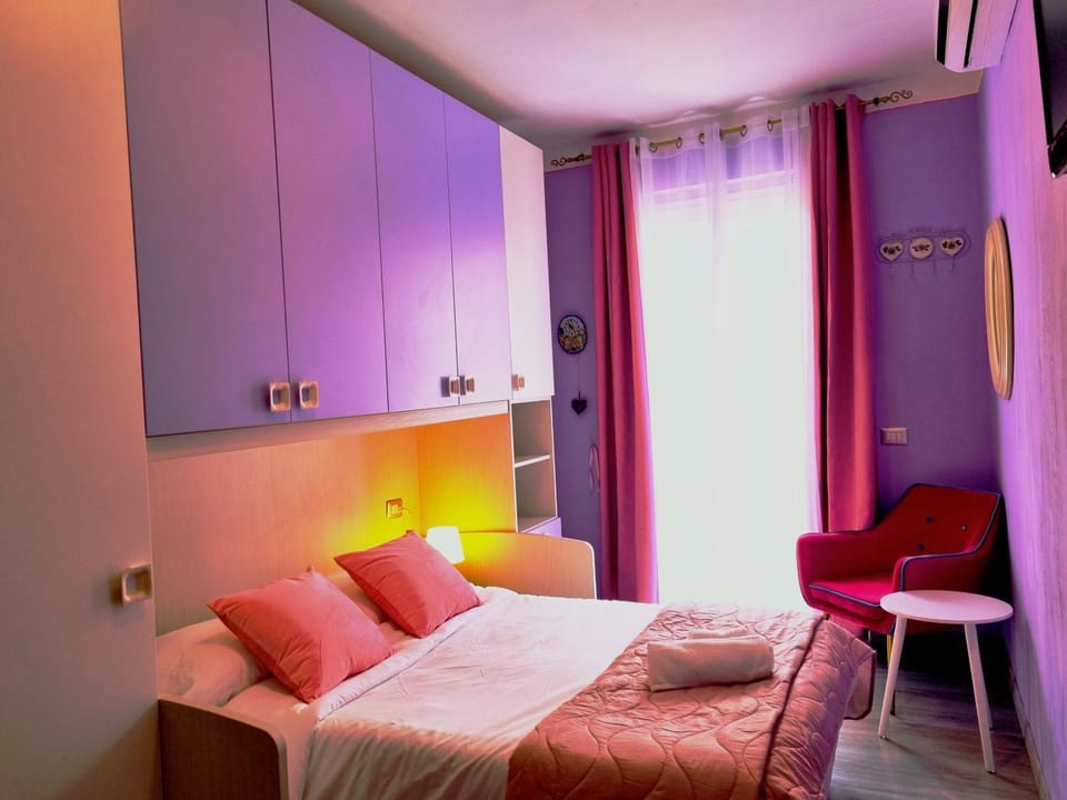 Bed, TV and multimedia, Seating area, Bedroom, wardrobe